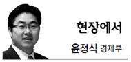 윤정식(언론인)
솔직히 말해보자. 현 정부 임기말, 대통령도 힘을 잃는 시점이다. 하물며 정부부처 장관은 어떠랴. 하지만 이런 분위기에서 지식경제부만은 예외다. 얼마전 취임 1주년을 맞은 홍석우 지경부 장관은 ‘레임덕’이 되고 싶어도 될 수 없는 처지다.