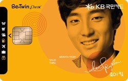 로이킴(김상우/화제인물)
슈퍼스타K4’의 출연자 로이킨의 얼굴을 담은 체크카드가 출시됐다. KB국민카드는 20일 ‘슈퍼스타 K4’ TOP4 미션 우승자 ‘로이킴’의 얼굴을 담은 ‘로이킴 슈퍼스타 KB국민 Be*Twin(비트윈) 체크카드’를 출시했다고 밝혔다. 앞서 지난 9일 케이블 채널 엠넷 ‘슈퍼스타 K4’ TOP4의 미션으로 주어진 ‘가수와의 콜라보레이션 무대’에서 로이킴은 가수 호란과 한 무대를 꾸며 1등으로 뽑혔다. 당시 미션에서는 우승한 출연자의 모습을 담아 상품을 출시하기로 약속, 이에 로이킴의 얼굴과 사인을 담은 체크카드가 내년 2월19일까지 한시적으로 발급된다.