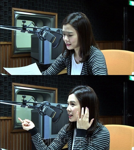김현주(배우)
배우 김현주(35ㆍ사진)가 MBC ‘휴먼다큐멘터리 사랑’의 첫 번째 이야기 ‘엄마는 멈추지 않는다’의 내레이션을 맡았다.
‘엄마는 멈추지 않는다’는 말기 암 투병 중에도 딸에게 추억과 사랑을 남기기 위해 버킷리스트(죽기 전에 할일 목록)를 이뤄가는 미혼모 이지혜씨(32)의 사연이다.