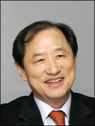 이상철(기업인/LG유플러스 부회장)
LG유플러스(이상철 부회장·사진)는 현재보다 미래가 기대되는 기업 중 하나로 꼽힌다. 2010~2011년은 잔뜩 웅크린 시기였다면, 올해는 본격적인 기지개를 펴고, 내년은 기념비적인 한 해가 될 것이라는 게 시장의 일관된 평가다.