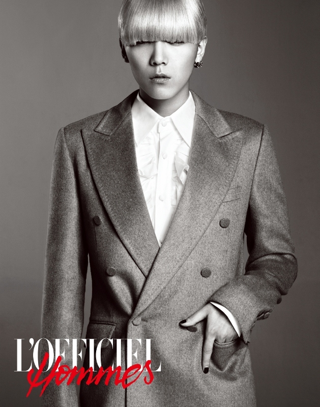 이홍기(가수/FT아일랜드)
11월 20일 공개된 포스터는 드러머 최민환과 금발로 파격 변신한 이홍기가 가장 먼저 눈에 띈다. 실제 최민환은 뮤지컬 ‘광화문 연가‘에 주연으로 캐스팅 돼 오늘 23일 첫 공연을 앞두고 있으며, 이홍기도 현재 영화 ‘불사조’ 촬영에 한창이다. 배우로 변신한 두멤버들의 완벽 변신에 이어 복고풍 뱅 헤어로 변신한 최종훈과 이재진, 웨이브 머리로 힘을 준 송승현의 새로운 모습도 눈길을 끈다.