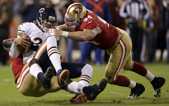 <YONHAP PHOTO-0714> Chicago Bears quarterback Jason Campbell (2) is sacked by San Francisco 49ers linebacker Aldon Smith, left, as defensive tackle Justin Smith (94) converges during the first quarter of an NFL football game in San Francisco, Monday, Nov. 19, 2012. (AP Photo/Marcio Jose Sanchez)/2012-11-20 11:16:06/ <저작권자 ⓒ 1980-2012 ㈜연합뉴스. 무단 전재 재배포 금지.>
Chicago Bears quarterback Jason Campbell is sacked in the first quarter.   AP-Yonhap News