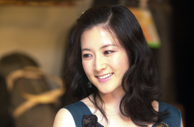 7월7일 루이비통은 롯데백화점 애비뉴엘에 13번째매장을 오픈행사를 한가운데 루이비통 아시아홍보대사인 이영애가 참석해 눈길을 끌었다. 2005.07.07 배선지기자sunji@heraldm.com
Lee Young-ae