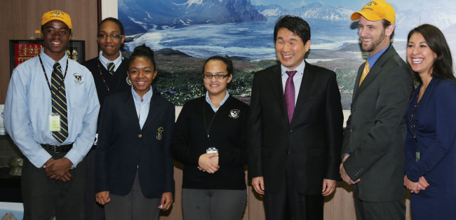 Representatives from Democracy Prep High School, including school founder Seth Andrew (second from right), pose with Minister of Education, Science and Technology Lee Ju-ho (third from right) at the ministry’s office in Seoul on Tuesday.   Yonhap News