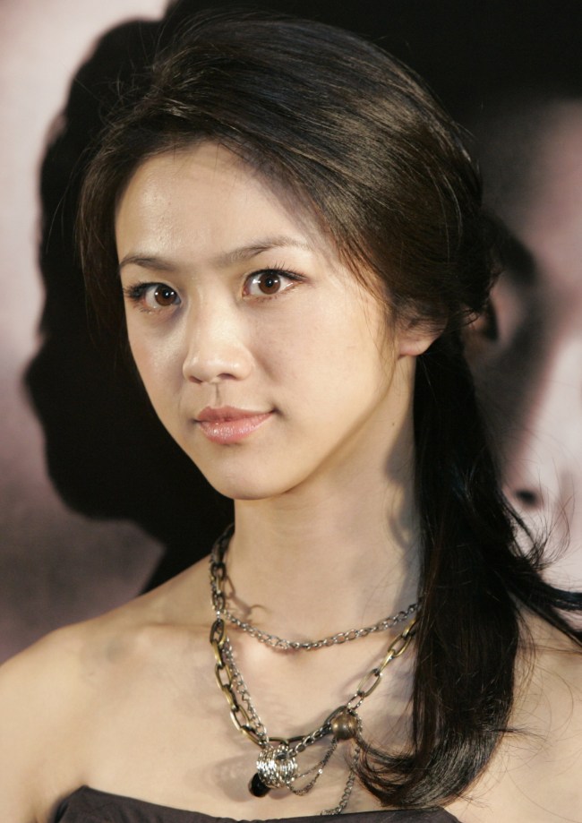탕웨이(Tang Wei/배우)
"탕웨이(湯唯)는 가식덩어리”
중국의 한 여성 잡지가 여배우 탕웨이의 이름을 직접 거론하며 인신 공격에 나서 논란이 일고 있다.
화상바오에 따르면 중국의 한 네티즌이 모 잡지에 게재된 탕웨이에 관한 기사를 웨이보에 퍼 올리자 엄청난 속도로 퍼져 나가면서 논란이 증폭됐다.