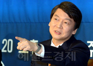 안철수(기업인/교수)
문재인 민주통합당 대선후보와 단일화 협상 난항을 겪고 있는 안철수 무소속 후보가 20일 토론회장에서 시 한 수를 읊어 눈길을 끌고 있다.
협상재개 하루만에 단일화 방식을 타결하지 못한 책임을 둘러싸고 거친 반응이 쏟아진 가운데 안 후보는 이날 한국기자협회 대선후보 초청 토론회에서 조용히 조동화 시인의 시 ‘나 하나 꽃 피어’를 읊었다.