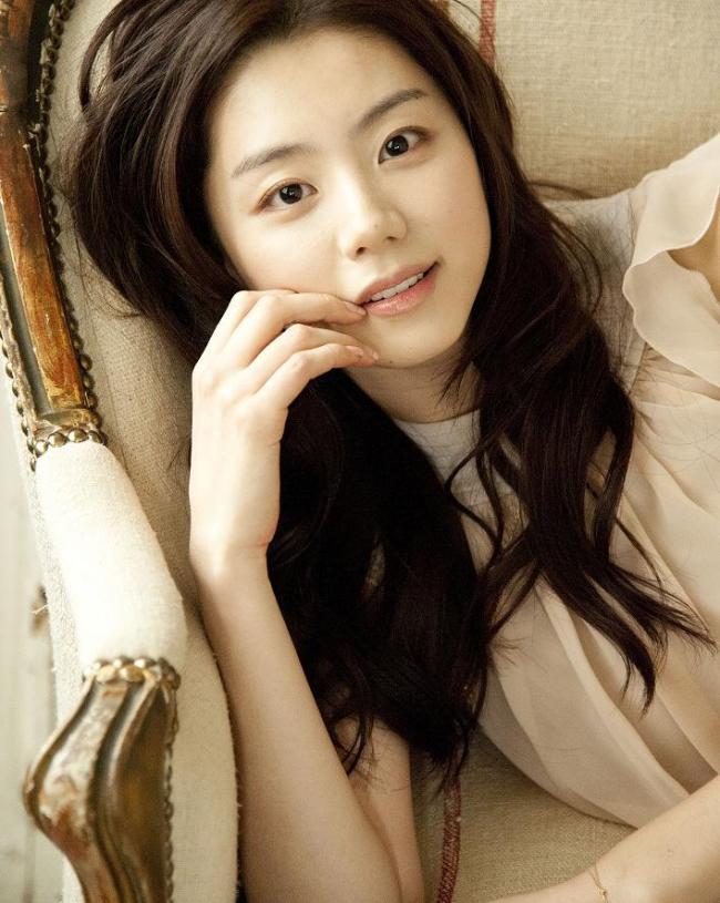 박수진(배우)
배우 박수진이 tvN 새 월화드라마 ‘이웃집 꽃미남’에 출연한다.
‘이웃집 꽃미남’은 인기 웹툰 ‘나는 매일 그를 훔쳐본다’ 를 원작으로 한 16부작 로맨틱 코미디로 극중 박수진은 겉으로는 치밀하고 완벽해 보이지만 은근 허점 투성이인 차도휘 역을 맡아 반전 매력을 선보일 예정이다. 차도휘는 남자들의 시선을 사로잡는 쇼핑몰 CEO이며 화려한 도시 여성이지만, 친구들과 있을 때는 털털한 인물이다.