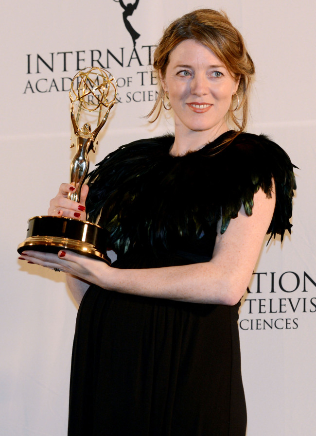 애나벨 존스(Annabelle Jones/배우)
뉴욕 힐튼호텔의 40회 국제 에미상( International Emmy Awards) 시상식에서드라마 ‘블랙 미러(Black Mirror)’로 TV영화/미니시리즈 부문 에미상을 받은 애나벨 존스(영국)가 트로피를 들고 있다. 미국 국제TV과학예술기구(IATAS) 주관의 에미상은 TV의 아카데미상으로 평가되는 미국 최대의 프로그램 콩쿠르상.