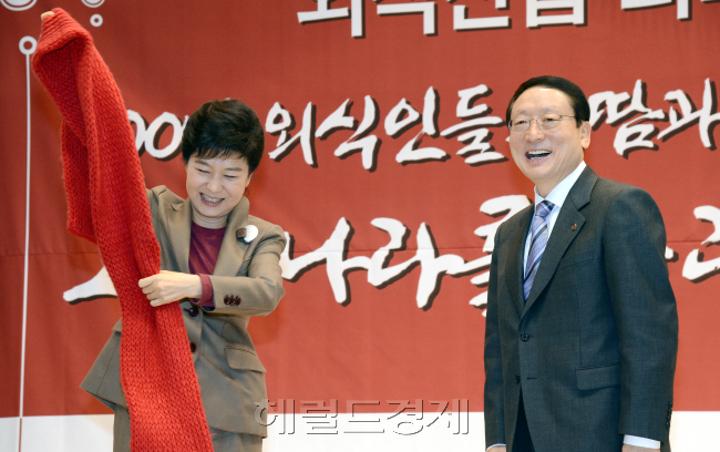 박근혜 새누리당 대통령후보가 20일 서울 종로구 연지동 기독교 연합회관에서 열린 외식산업리더 연석회의에 참석한 박근혜 새누리당 대통령 후보가 남상만 외식업중앙회 회장에게 빨간 목도리를 선물 받고 환하게 웃고 있다./안훈기자 rosedale@ 2012.11.20
박근혜 새누리당 대통령후보가 20일 서울 종로구 연지동 기독교 연합회관에서 열린 외식산업리더 연석회의에 참석한 박근혜 새누리당 대통령 후보가 남상만 외식업중앙회 회장에게 빨간 목도리를 선물 받고 환하게 웃고 있다./안훈기자 rosedale@ 2012.11.20