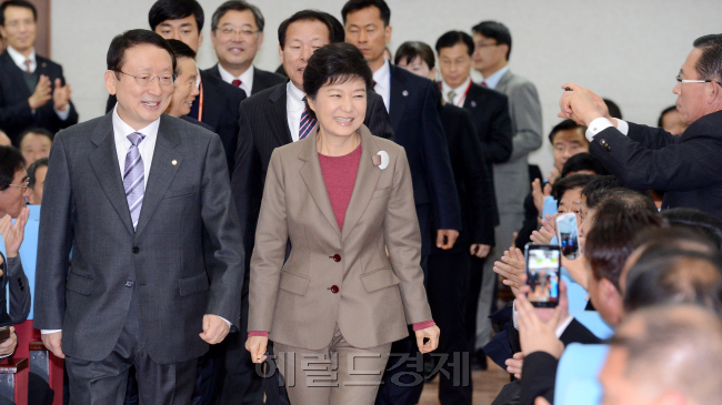 박근혜 새누리당 대통령후보가 20일 서울 종로구 연지동 기독교 연합회관에서 열린 외식산업리더 연석회의에 참석하기 위해 입장하고 있다./안훈기자 rosedale@ 2012.11.20
박근혜 새누리당 대통령후보가 20일 서울 종로구 연지동 기독교 연합회관에서 열린 외식산업리더 연석회의에 참석하기 위해 입장하고 있다./안훈기자 rosedale@ 2012.11.20