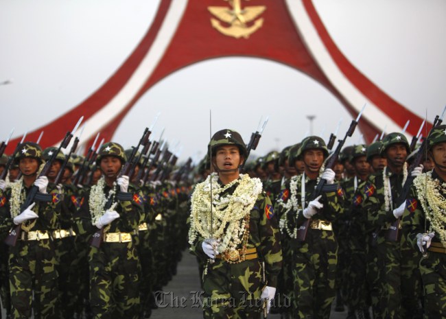 Members of a guard of honor march during a parade to mark the 67th anniversary of Armed Forces Day in Naypyitaw, Myanmar's capital, March 27. (Reuters-Yonhap News)