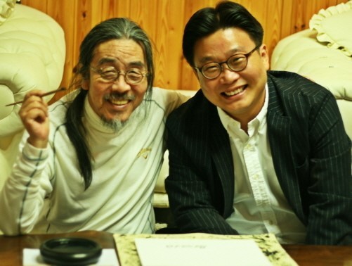 이외수(소설가),서경덕(교수)
한국 홍보전문가’로 불리는 서경덕 성신여대 객원교수는 지난해 10월부터 이 신문 지면에 ‘Basic Korean‘(기초 한국어)이라는 제목으로 한글 홍보 캠페인을 펼치고 있다.
이번 아리랑은 ‘독도’, ‘안녕하세요’, ‘고맙습니다’, ‘동해’에 이어 다섯번째 광고다.
사진=서경덕 교수 제공