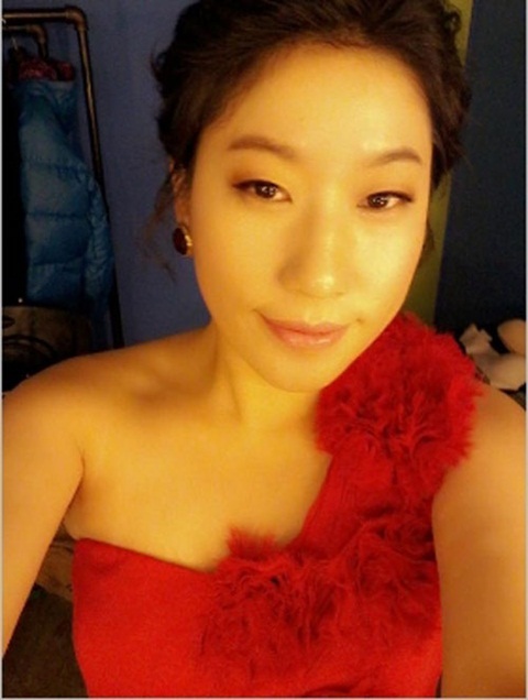 김영희(개그우먼)
개그우먼 김영희의 반전 미모가 화제다.
김영희는 20일 자신의 트위터를 통해 “인터뷰하고 화보 촬영”이라는 짧은 글과 함께 반전 미모를 과시하는 셀카를 공개했다. 공개된 사진 속에는 어깨가 드러나는 빨간 드레스 차림의 김영희가 우아한 모습으로 카메라를 바라보고 있다.