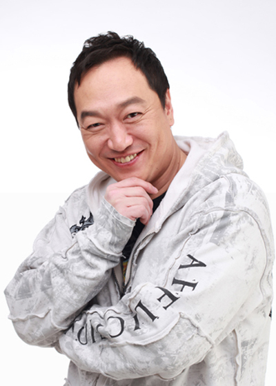 박상면(배우)
배우 박상면이 SBS ‘전파왕’으로 첫 예능 MC에 도전한다. 23일 밤 12시 40분에 첫 방송되는 ‘전파왕’은 한 주 간 방송된 드라마, 예능 프로그램들의 핫이슈와 뒷이야기 영상들을 패널들과 함께 시청하며 이야기를 나누는 형식의 프로그램이다. 걸그룹 씨스타 멤버 보라, 모델 윤다영이 보조 MC로 출연한다.