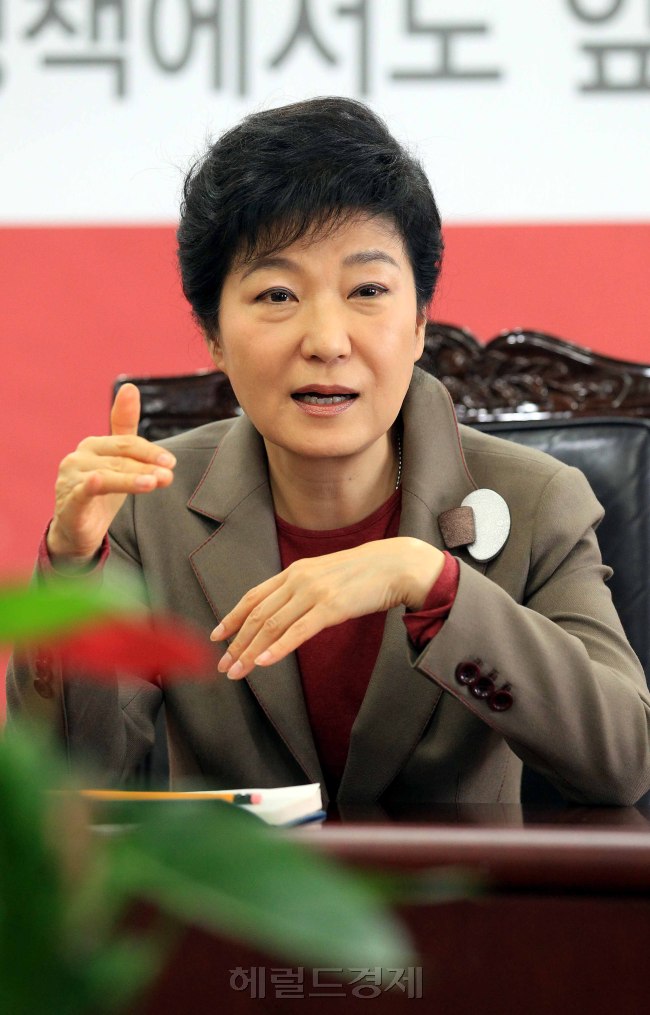 박근혜 새누리당 대선후보가 20일 여의도 당사에서 경제지 기자들과 만나 대화를 하고 있다. <br />박현구 기자  phko@heraldcorp.com 2012.11.20
박근혜 새누리당 대선후보가 20일 여의도 당사에서 경제지 기자들과 만나 대화를 하고 있다.
박현구 기자  phko@heraldcorp.com 2012.11.20
박근혜 새누리당 대선 후보가 20일 여의도 당사에서 헤럴드경제 등 경제신문과 공동 인터뷰에서 경제민주화 등과 관련한 생각을 이야기하고 있다.  박현구 기자/phko@heraldcorp.com