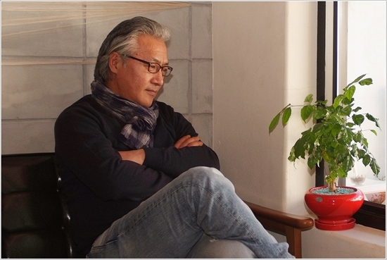 이경영(배우)
영화 ‘남영동 1985’(감독 정지영)와 ‘26년’(감독 조근현)의 개봉을 앞둔 배우 이경영의 재치있는 답변이었다. 그는 오는 22일 개봉하는 ‘남영동 1985’의 이두한 역과 29일 개봉을 앞둔 ‘26년’의 김갑세 역으로 스크린에 모습을 드러낼 예정이다.