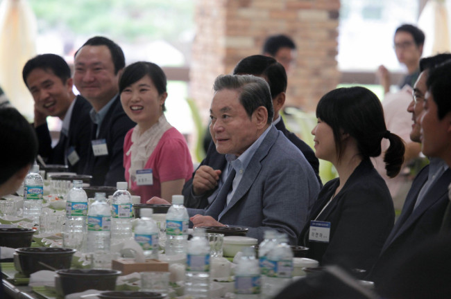 이건희(기업인/삼성전자 회장)
이건희 회장에겐 특화된 인재경영은 삼성을 이끄는 핵심 원동력이 됐다. 이 회장이 2011년 7월 삼성전자 수원사업장에서 열린 선진제품비교전시회를 참관한 뒤 사내식당에서 직원들과 단란한 분위기 속에 점심식사를 함께 하고 있다.  ［사진제공=삼성］