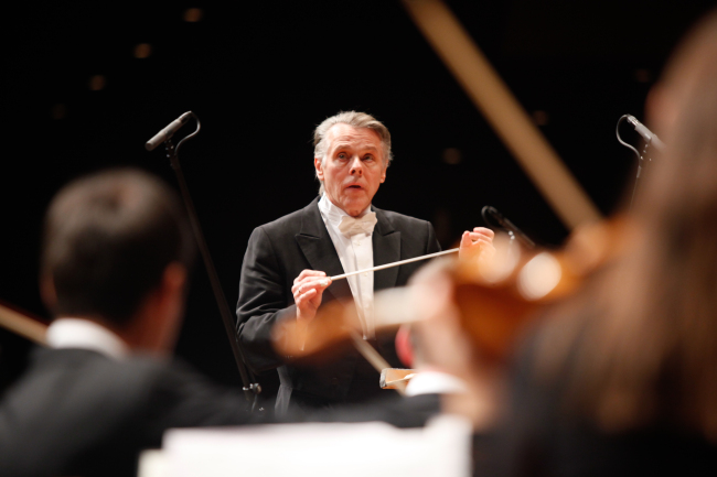마리스 얀손스(Mariss Jansons/지휘자)
공연 전 오케스트라가 연주할 곡은 지휘자에 의해 이미 완성된 상태다. 지휘자의 역할은 무대에 오르기까지 악단을 철저한 연습과 통솔에 의해 완벽한 하모니를 갖추고 관객들을 맞이하도록 완성하는 것이지만 무대 위에서 그들의 역량을 120% 끌어내는 것도 지휘자의 능력이다.