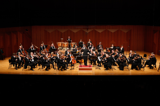 마리스 얀손스(Mariss Jansons/지휘자)
공연 전 오케스트라가 연주할 곡은 지휘자에 의해 이미 완성된 상태다. 지휘자의 역할은 무대에 오르기까지 악단을 철저한 연습과 통솔에 의해 완벽한 하모니를 갖추고 관객들을 맞이하도록 완성하는 것이지만 무대 위에서 그들의 역량을 120% 끌어내는 것도 지휘자의 능력이다.