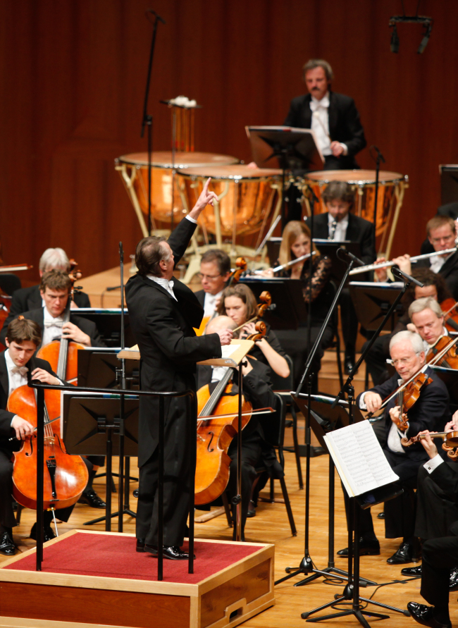 마리스 얀손스(Mariss Jansons/지휘자)
공연 전 오케스트라가 연주할 곡은 지휘자에 의해 이미 완성된 상태다. 지휘자의 역할은 무대에 오르기까지 악단을 철저한 연습과 통솔에 의해 완벽한 하모니를 갖추고 관객들을 맞이하도록 완성하는 것이지만 무대 위에서 그들의 역량을 120% 끌어내는 것도 지휘자의 능력이다.