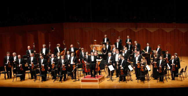 마리스 얀손스(Mariss Jansons/지휘자)
공연 전 오케스트라가 연주할 곡은 지휘자에 의해 이미 완성된 상태다. 지휘자의 역할은 무대에 오르기까지 악단을 철저한 연습과 통솔에 의해 완벽한 하모니를 갖추고 관객들을 맞이하도록 완성하는 것이지만 무대 위에서 그들의 역량을 120% 끌어내는 것도 지휘자의 능력이다.