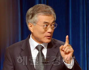 문재인(대통령후보/국회의원/민주통합당)
문재인 민주통합당 대선후보가 ‘인생에서 가장 후회되는 일 한 가지’로 “참여정부시절 비서질장을 받아들인 일”을 꼽았다. 문 후보는 지난 20일 오전 서울 여의도 63시티에서 열린 방송기자클럽 초청토론회에서 이같이 말하면서 정치참여의 어려운 심경을 표현했다.
