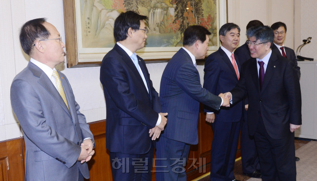 김중수 한국은행 총재가 21일 오전 한국은행 소회의실에서 대기업 CEO들을 초청해 간담회를 가지고 있다. 박해묵 기자/mook@heraldcorp.com