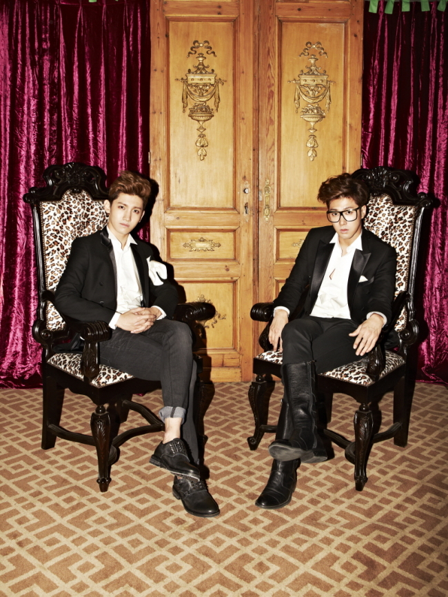 동방신기(가수/남자그룹)
동방신기가 5대 돔 투어를 개최하고 일본 열도를 뒤흔든다. 동방신기는 오는 2013년 4월 27일 사이타마 슈퍼 아리나(스타디움 모드) 공연을 시작으로 도쿄돔, 오사카 쿄세라돔, 후쿠오카 야후!재팬돔, 삿포로돔, 나고야돔 등 일본 5대 돔에서 투어 공연을 펼친다.