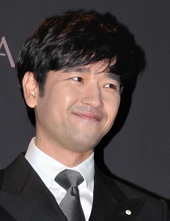 배수빈(윤태욱/배우)
배수빈이 닮고 싶은 배우로 중화권 배우 양조위와 할리우드 배우 제레미 아이언스를 꼽았다. 배수빈은 11월 20일 오후 서울 삼성동 한 식당에서 열린 영화 ‘26년’(감독 조근현) 미디어데이 행사에서 “남자의 섹시함은 30대 중후반부터인 것 같다”며 “중년의 섹시함만큼 섹시한 게 없다”고 밝혔다.