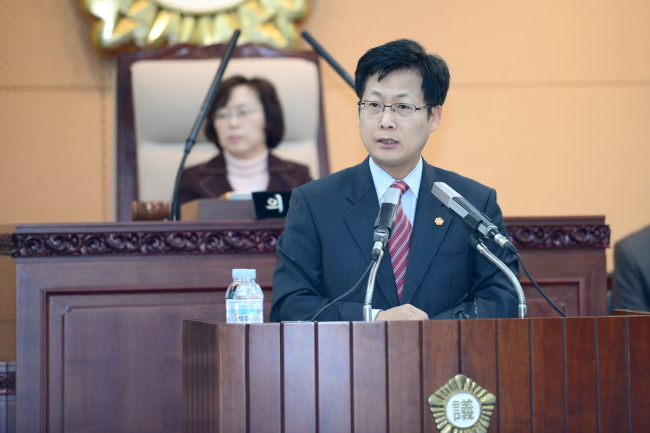 최성(고양시장)
최성<사진> 고양시장은 20일 오전 제173회 고양시의회 정례회 시정연설을 통해 2013년도 고양시 예산안은 ‘고양시민 좋은 일자리 창출예산, 사람우선의 따뜻한 복지교육예산’이라고 설명했다고 고양시는 21일 밝혔다.
