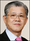 최신원(기업인/SKC회장)
해당 설비는 공장 신ㆍ증설에 필수적인 제품으로, 이를 계획 중인 기업으로부터 수주를 받아 수익을 올릴 수 있다는 최 회장의 판단이 있었던 것으로 분석된다. 그는 지난 9월 유럽 최대 가전 전시회인 독일 ‘IFA(Internationale Funkausstellung) 2012’를 참관하는 등 SK텔레시스를 구할 묘책 찾기에 주력해 왔다. <본지 8월 29일자 12면 참조>