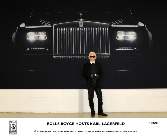 칼 라거펠트(Karl Lagerfeld/디자이너)
롤스로이스 모터카는 세계적인 디자이너인 칼 라거펠트(Karl Lagerfeld)의 사진전을 개최한다고 20일(한국 시간) 전했다.
칼 라거펠트는 이번 전시의 개막을 위해 영국 웨스트 서섹스 지방의 굿우드에 위치한 롤스로이스 본사를 직접 방문하였으며, 귀빈들을 대상으로 한 비공개 행사를 통해 칼 라거펠트만의 독창적인 롤스로이스 사진들을 처음 선보였다. 칼 라거필드는 패션 디자이너로서의 활동 이외에도 1987년부터 전문사진작가로서 사진에 대한 열정으로 유명하다. 이 행사의 사회는 저명한 아나운서이자 기자 겸 저자인 피터 요크(Peter York)가 맡았다.