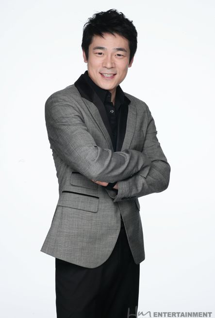 이승준(배우)
배우 이승준이 세 살 연하의 치과의사 황 모씨와 웨딩마치를 올린다.
이승준 소속사 휴메인터테인먼트 배성은 대표는 11월 21일 오전 “이승준이 최근 양가 상견례를 진행, 결혼날짜를 확정했다”고 전했다.
그는 이날 “두 사람은 4년 반 정도 교재 했으며, 이승준의 공연을 관람하고 팬이 된 황씨와 인연을 맺었다. 두 사람은 서로의 착한 성품에 끌려 교제를 시작, 만남이 계속되면서 영원한 사랑을 약속하게 됐다”고 밝혔다.