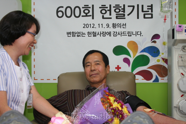 Hwang Eui-seon, a retired Army sergeant major, makes his 600th blood donation on Nov. 9 at a blood donation center in Seoul.   Korean Red Cross