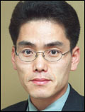 김대우(언론인)
중동의 화약고’인 팔레스타인과 이스라엘간 분쟁이 도무지 끝이 안보인다. 이스라엘과 팔레스타인 무장 정파인 하마스 간 교전이 일주일을 넘어서면서 사망자만 140여명에 사상자 수가 1000명을 훌쩍 넘었다. 한때 나돌던 휴전소식은 물건너가는 모양새다. 특히 팔레스타인 사망자 가운데 민간인이 절반가량 되고 그 중 어린이가 또 절반을 넘는 것으로 알려지면서 이스라엘을 보는 국제 여론이 싸늘해지고 있다.