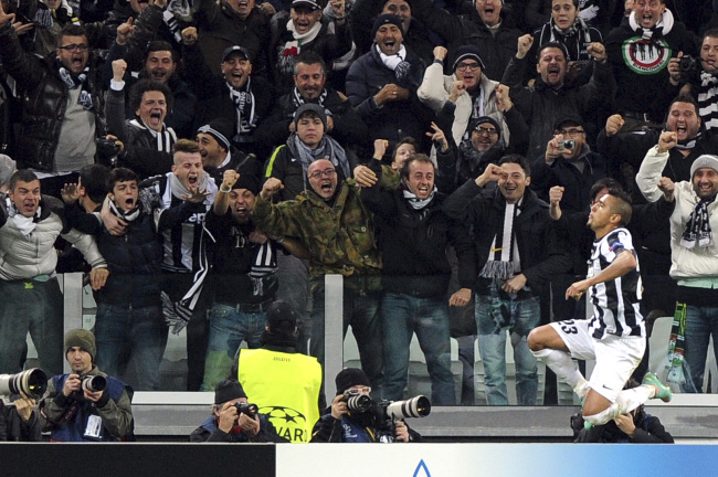 Juventus’ Arturo Vidal celebrates his goal against Chelsea on Tuesday.   AP-Yonhap News