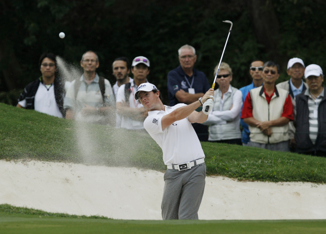 로리 매킬로이(Rory Mcllroy/골프선수)
<YONHAP PHOTO-1527> Rory McIlroy of Northern Ireland hits a bunker shot on the 13th hole during the first round of the 2012 UBS Hong Kong Open golf tournament in Hong Kong Thursday, Nov. 15, 2012. (AP Photo/Kin Cheung)/2012-11-15 16:46:21/ <저작권자 ⓒ 1980-2012 ㈜연합뉴스. 무단 전재 재배포 금지.>
Rory McIlroy clinched the Order of Merit money title after finishing third at the Singapore Open.   AP-Yonhap News