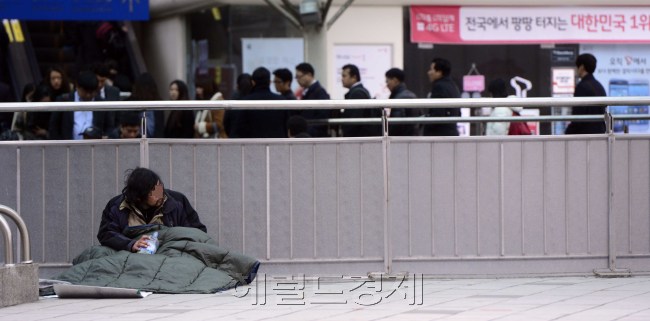 벌써 초겨울 날씨를 보이는 12일 오전 서울역 앞 광장을 지나가는 시민들 옆으로 한 노숙인이 침낭을 덮은 채 앉아있다. 박해묵 기자/mook@heraldcorp.com
벌써 초겨울 날씨를 보이는 12일 오전 서울역 앞 광장을 지나가는 시민들 옆으로 한 노숙인이 침낭을 덮은 채 앉아있다. 박해묵 기자/mook@heraldcorp.com