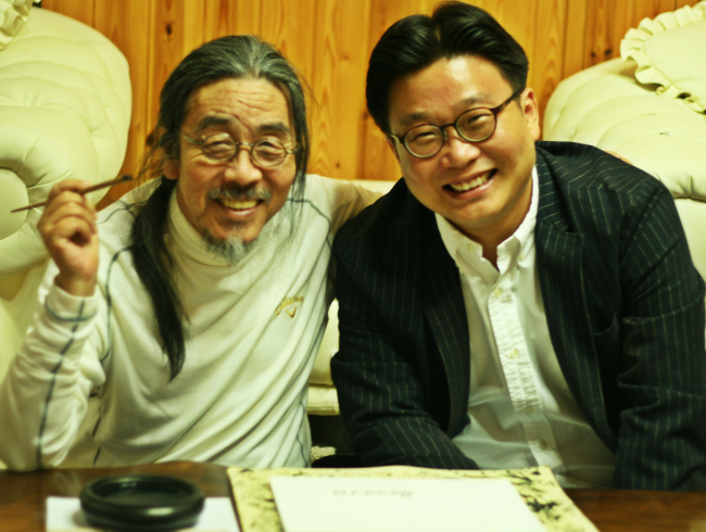 이외수(문인작가),서경덕(교수)
월스트리트저널 1면에 `아리랑' 한글 광고 등장 (서울=연합뉴스) 21일 유력 경제일간지인 월스트리트저널(WSJ) 유럽판 1면에 `독도', `안녕하세요', `고맙습니다', `동해'에 이어 다섯 번째로 한글 글씨체 `아리랑'이 새겨진 광고가 실렸다. `한국 홍보전문가'로 불리는 서경덕 성신여대 객원교수는 지난해 10월부터 이 신문 지면에 'Basic Korean'(기초 한국어)이라는 제목으로 한글 홍보 캠페인을 펼치고 있다. '아리랑'의 한글 서체는 소설가 이외수 씨가 썼다. 사진은 아리랑 글씨를 쓴 작가 이외수씨와 서경덕 교수. 2012.11.21 << 서경덕씨 제공 >> photo@yna.co.kr (끝)
Seo Kyoung-duk (right), a Sungshin Women’s University professor well known for publicizing Korea, and Lee Oi-soo, a Korean novelist, who wrote the Korean word “arirang” that is being advertised in the Wall Street Journal.Seo Kyoung-duk