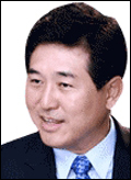 여인국(과천시장)
과천시(시장 여인국ㆍ사진)가 경기도내에서 학생 1인당 교육 분야에 가장 많은 예산을 지원한 지자체로 꼽혔다고 21일 밝혔다.
2012년 경기도 살림살이 자료에 따르면 과천시가 2012년 교육분야 본예산을 기준으로 관내 초중고 10개 학교 전체 학생 1만1930명에게 학생 1인당 69만3000원을 배정해 도내 1위를 차지한 것으로 집계됐다.