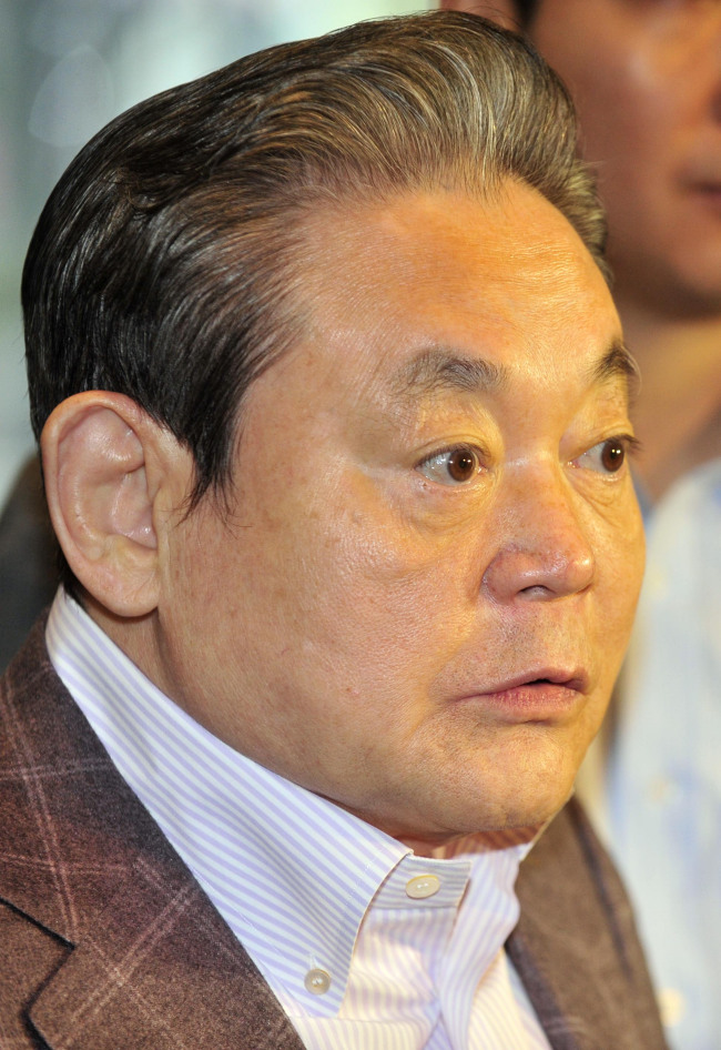 이건희 삼성전자 회장이 24일 오전 서울 서초동 삼성전자 사옥으로 출근하며 기자들 앞에서 "이맹희 씨는우리 집안에서 쫓겨난 사람"이라고 말하고 있다.<br />김명섭 기자 msiron@