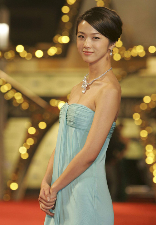 탕웨이(Tang Wei/배우)
“탕웨이(湯唯)는 가식덩어리.”
중국의 한 여성 잡지가 여배우 탕웨이의 이름을 직접 거론하며 인신공격에 나서 논란이 일고 있다.
화상바오에 따르면 중국의 한 네티즌이 모 잡지에 게재된 탕웨이에 관한 기사를 웨이보에 퍼 올리자 엄청난 속도로 퍼져 나가면서 논란이 증폭됐다. 이 잡지는 탕웨이가 지적이고 청순한 이미지로 어필하고 있지만 실제로는 그렇지 않으며, 연예인 티를 내는 건방진 스타일이라고 혹평했다.