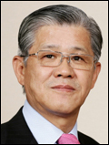 최신원(기업인/SKC회장)
최신원<사진> SKC(011790) 회장이 계열사인 SK텔레시스를 위한 ‘신성장동력’으로 산업용 전기ㆍ전력설비 장비 유통사업을 선택했다.
해당 설비는 공장 신ㆍ증설에 필수적인 제품으로, 이를 계획 중인 기업으로부터 수주를 받아 수익을 올릴 수 있다는 최 회장의 판단이 있었던 것으로 분석된다.