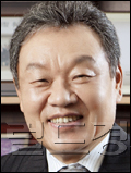 어윤대(금융인/KB금융그룹 회장)
이날 행사에는 어윤대〈사진〉 KB금융그룹 회장과 민병덕 KB국민은행장, 임영록 KB금융지주 사장, 천젠궈(沈建國) 중국전문경영자협회 부회장, 이규형 주중한국대사, 중국은감회, 한국금융감독원 중국대표사무소, 한ㆍ중 금융기관, 대기업 대표 등 400여명이 참석했다.
