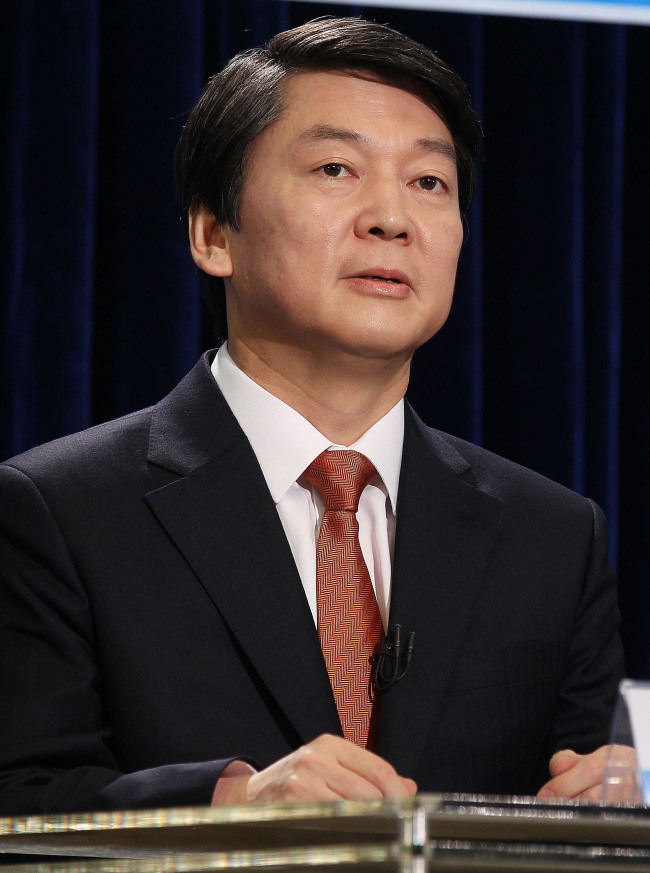 안철수 무소속 대선후보가 21일 오전 서울 종로구 세종문화회관에서 열린 한국방송기자클럽 초청 토론회에 참석, 패널들의 질문에 답하고 있다.박현구 기자phko@heraldcorp.com