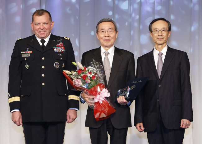 <YONHAP PHOTO-1733> 한미우호상, 현홍주 전 주미대사 (서울=연합뉴스) 이상학 기자 = 20일 오후 서울 한남동 그랜드하얏트 호텔에서 한미협회 주최로 열린 '한미 친선의 밤' 행사에서 한미관계 발전에 이바지한 공로로 현홍주 전 주미대사가 제임스 서먼 주한미군사령관과 한승주 한미협회장으로 부터 한미우호상을 전달받은 뒤 포즈를 취하고 있다. 2012.11.20 leesh@yna.co.kr/2012-11-20 19:56:28/ <저작권자 ⓒ 1980-2012 ㈜연합뉴스. 무단 전재 재배포 금지.>
Former Korean Ambassador to the U.S. Hyeon Hong-ju (center) stands with Korea-America Friendship Society Chairman Han Seung-ju (right) and ROK-U.S. Combined Forces Commander James Thurman after receiving the Korea-America Friendship Award during a ceremony Tuesday.   Yonhap News