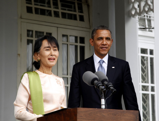 아웅 산 수 치(Aung San Suu Kyi/미얀마 정치인),버락 오바마(Barack Obama/정치인/미국대통령)
<YONHAP PHOTO-1621> (121119) -- YANGON, Nov. 19, 2012 (Xinhua) -- Newly re-elected U.S. President Barak Obama (R) and Myanmar opposition leader Aung San Suu Kyi meet press in Yangon, Myanmar,on Nov. 19, 2012. Obama arrived here Monday morning to kick off his working visit to Myanmar, becoming the first sitting U.S. president to visit the Southeast Asian nation in the history of Myanmar-U.S. relations. (Xinhua/U Aung)(XNZ) /2012-11-19 22:06:50/ <저작권자 ⓒ 1980-2012 ㈜연합뉴스. 무단 전재 재배포 금지.>
Aung San Suu Kyi