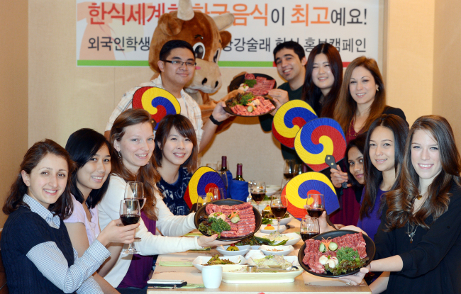 20일 외식문화기업 강강술래 홍대점에서 우리 한식의 우수성을 알리기 위해 열린 ‘한식세계화 홍보 캠페인’에 참가한 연세대 외국인 학생들이 갈비와 한식메뉴를 와인과 함께 맛보고 즐거워하고 있다. 홍대점은 모든 갈비 메뉴를 2인분 시키면 1인분을 추가로 제공하고, 외국인 2인 이상 방문 시 와인 1잔씩을 무료로 준다./안훈기자 rosedale@ 2012.11.20
20일 외식문화기업 강강술래 홍대점에서 우리 한식의 우수성을 알리기 위해 열린 ‘한식세계화 홍보 캠페인’에 참가한 연세대 외국인 학생들이 갈비와 한식메뉴를 와인과 함께 맛보고 즐거워하고 있다. 홍대점은 모든 갈비 메뉴를 2인분 시키면 1인분을 추가로 제공하고, 외국인 2인 이상 방문 시 와인 1잔씩을 무료로 준다./안훈기자 rosedale@ 2012.11.20