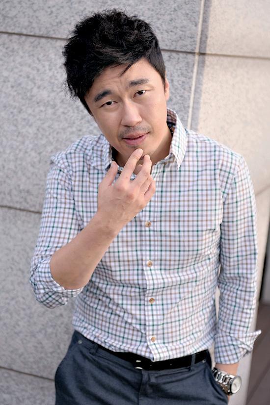 조달환(배우)
배우 조달환이 탁구선수 박미영과 결별에도 불구 예정된 스케줄을 소화하며 꿋꿋이 활동을 이어갈 예정이다. 조달환은 내달 12일 대학로 컬처스페이스엔유에서 열리는 연극 ‘키시라기 미키짱’에 출연한다.