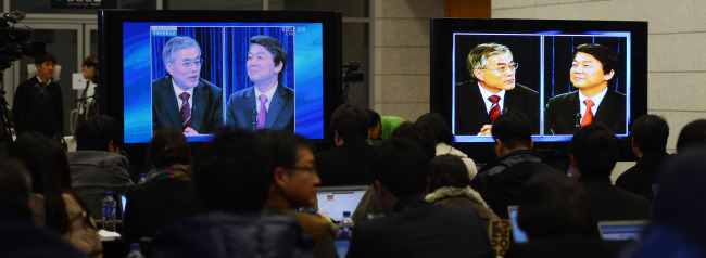 문재인(대통령후보/국회의원/민주통합당),안철수(대통령후보/기업인/교수)
Debate may sway swing voters ahead of surveys
